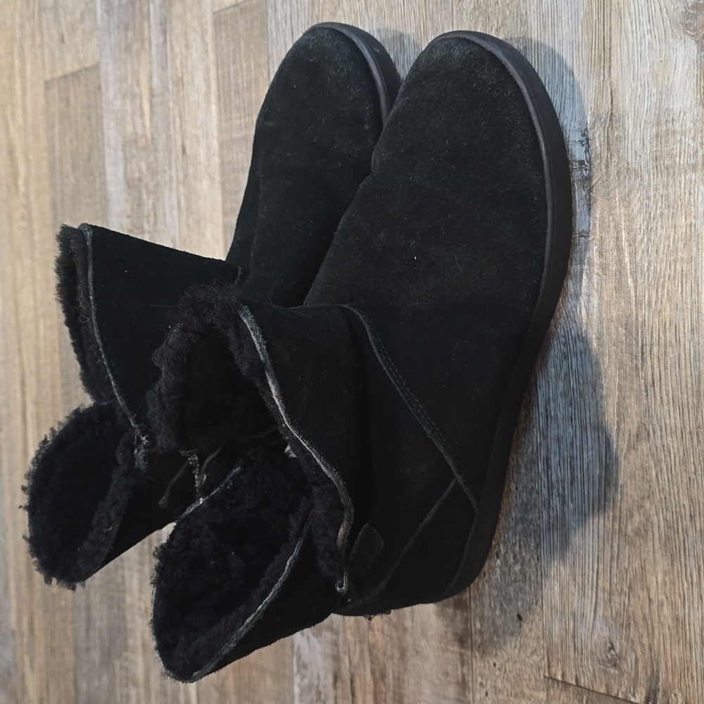 Koolaburra by Uggs Black boot lined Size 9